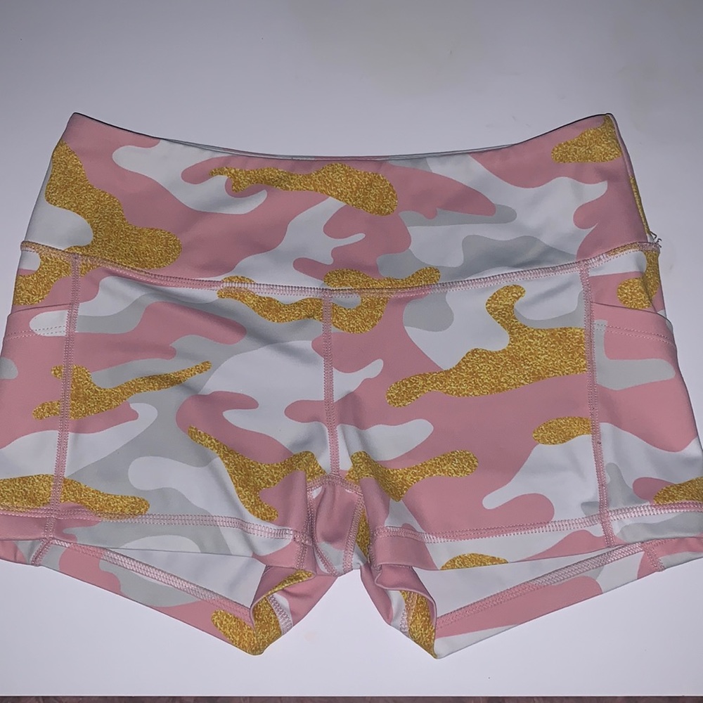 Very cute pink camouflage shorts from feed me fight me. Size s, with pockets!!!